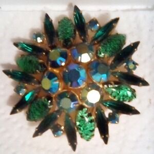 Emerald Green and Aurora Borealis Rhinestone Starburst Brooch Gold Tone Pin